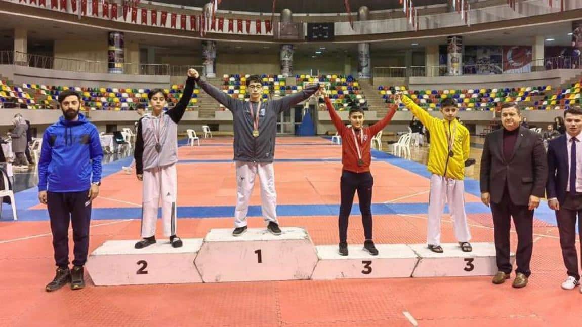 MEB Yıldızlar İstanbul Taekwondo şampiyonasında 41 kg da öğrencimiz Eray KARAGÖZ 1. oldu.