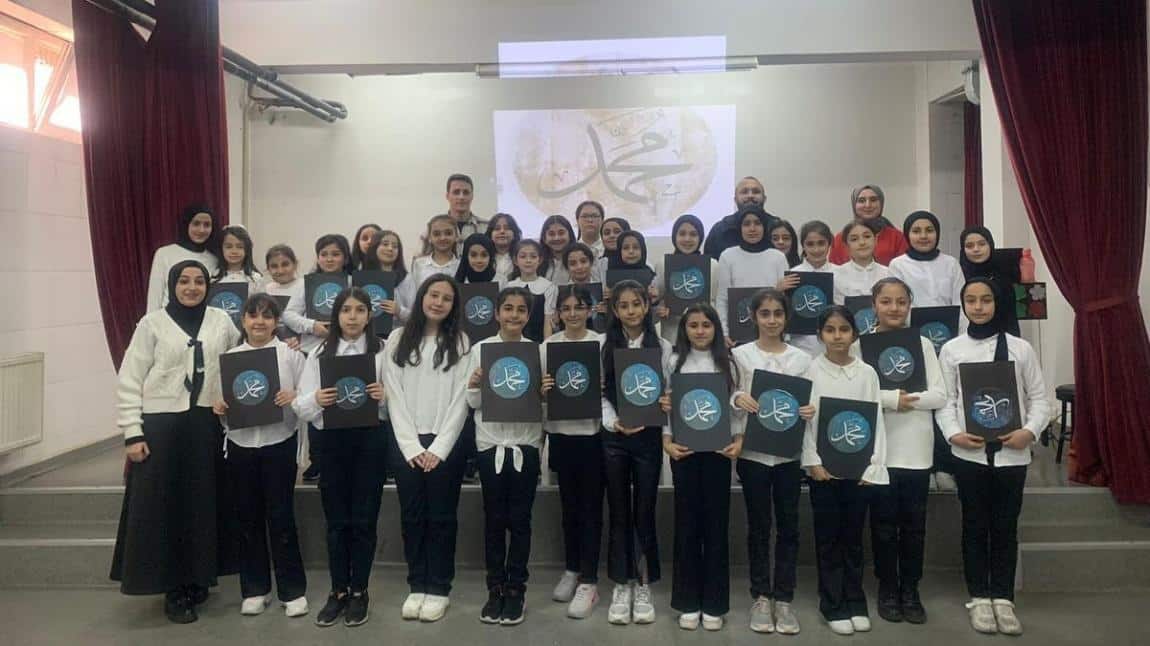 Melahat Öztoprak İmam Hatip Ortaokulu 5. sınıf öğrencilerinden “Şiirlerle Hz. Muhammed” söyleyişisi.